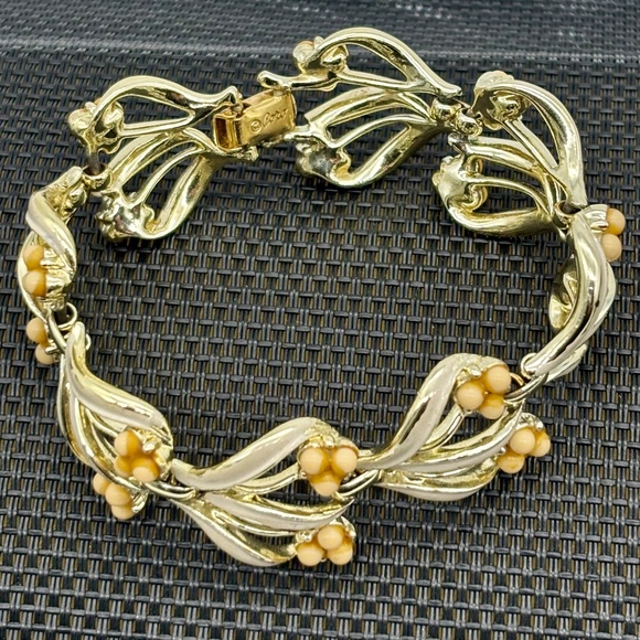 Coro Jewelry - Vintage Coro Bracelet Gold Tone With Off-White Enamel Peach Colored Beads Marked